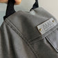 Mochila para casco gris  impermable, realizada a mano en Barcelona en nuestro taller de retorno social. Capacidad para el casco de moto, casco de bici.. refuerzo acolchado en la espalda para más comodidad y protección.
