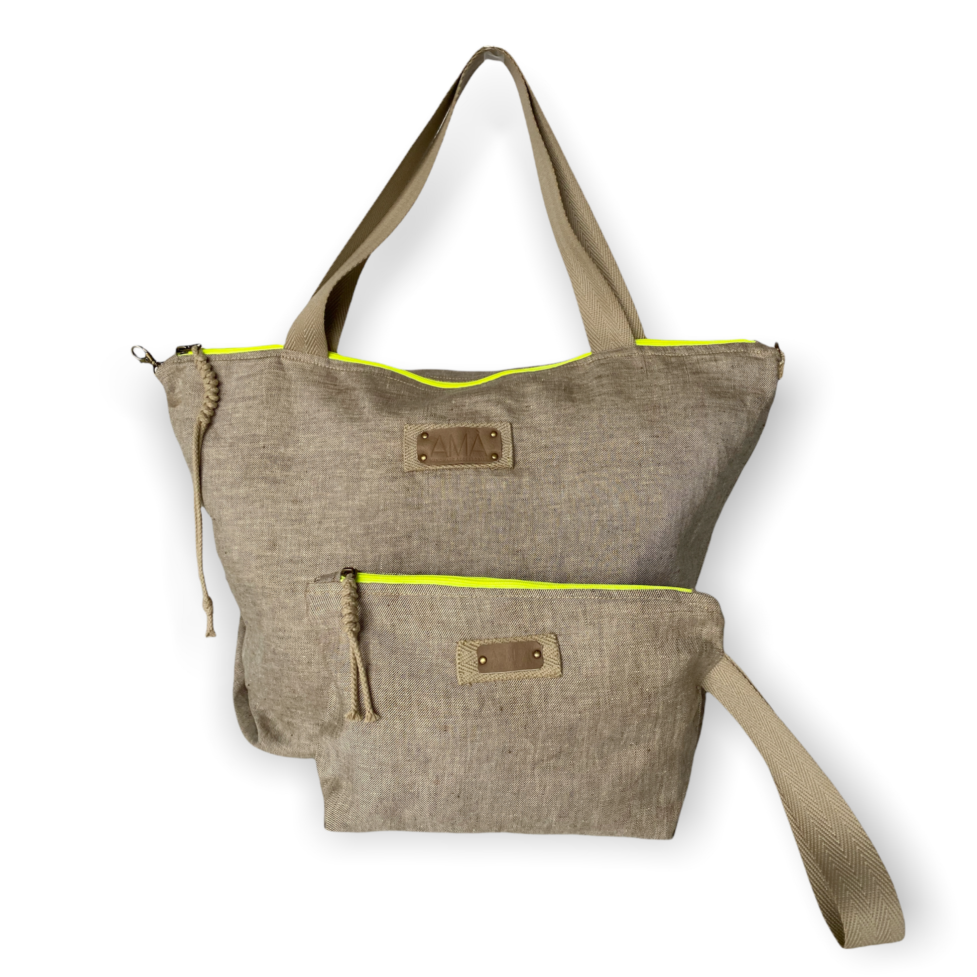 Versátil bolso perfecto para todo, gran espacio para ir a la playa o al supermercado.  Realizada a mano con tela de lino, lo que significa que siempre estará fresco. Tiene un mosquetón en un lateral para empequeñecer.  El pack viene con un neceser, que puedes llevar dentro para facilitar el encuentro de tus cosas, o llevarlo por fuera. Los dos productos són marrón/beige con cremallera amarilla fosforito, que tienen una cuerda trenzada. Forro interior de algodón orgánico.