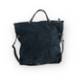 Bolso realizado en nuestro taller de retorno social en Barcelona de tapizar tipo terciopelo color negro  gastado.   El modelo Belem es nuestro bolso más vendido, un modelo muy cómodo y funcional porque lo puedes llevar de mano, tipo bandolera o colgado al hombro.  Bolso tipo totebag convertible en bandolera con o sin solapa y bolso de mano