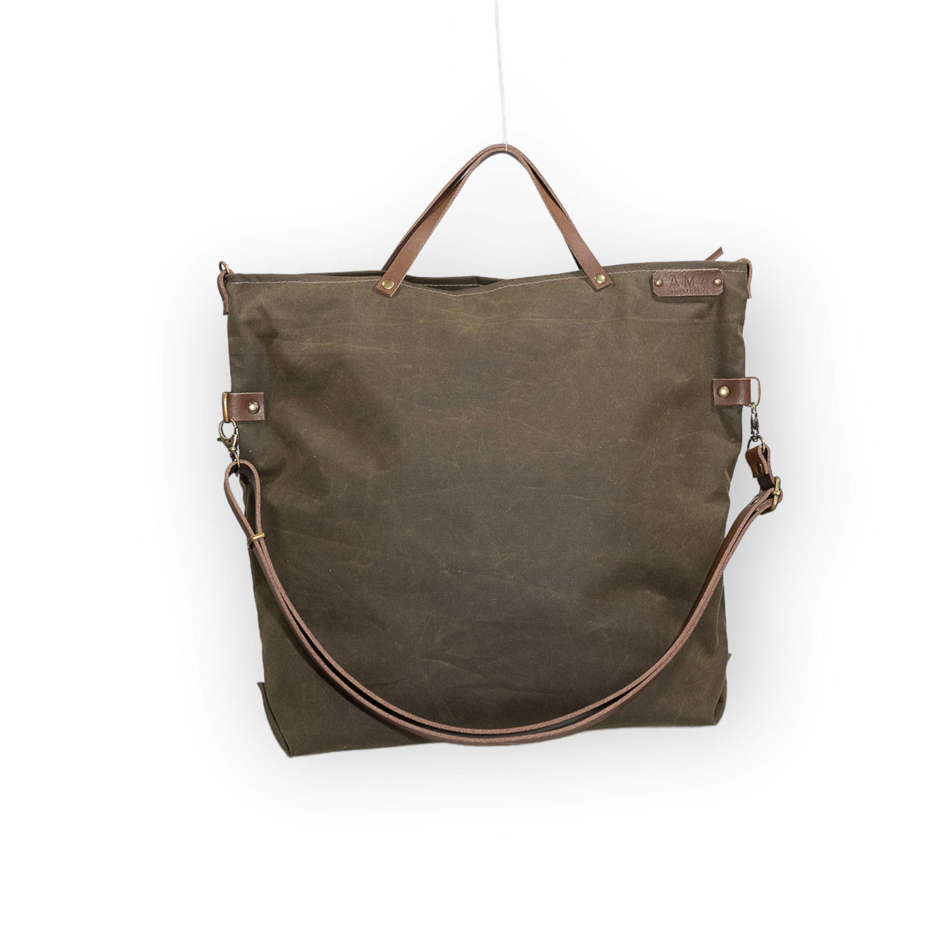 Bolso Belem realizado en nuestro taller en Barcelona de tejido encerado como la clasica chaqueta Beaufort de Barbour. Tejido impermeable. 3 opciones, bandolera, tote bag o bolso de mano.