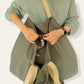Bolsa grande de playa realizada a mano con tela impermeable, de este modo si la toalla sigue mojada cuando tengas que irte no mojará tu ropa. Lleva un bolso neceser con forro interior que puedes llevarlo atado a la bolsa o usar la tira como asa, de este modo si decides pasear un poco por la orilla puedes llevar los objetivos de valor a mano. Además es super ligero y tiene un mosquetón lateral por si no llevas la bolsa tan cargada y se convierte en una bolsa más pequeña.