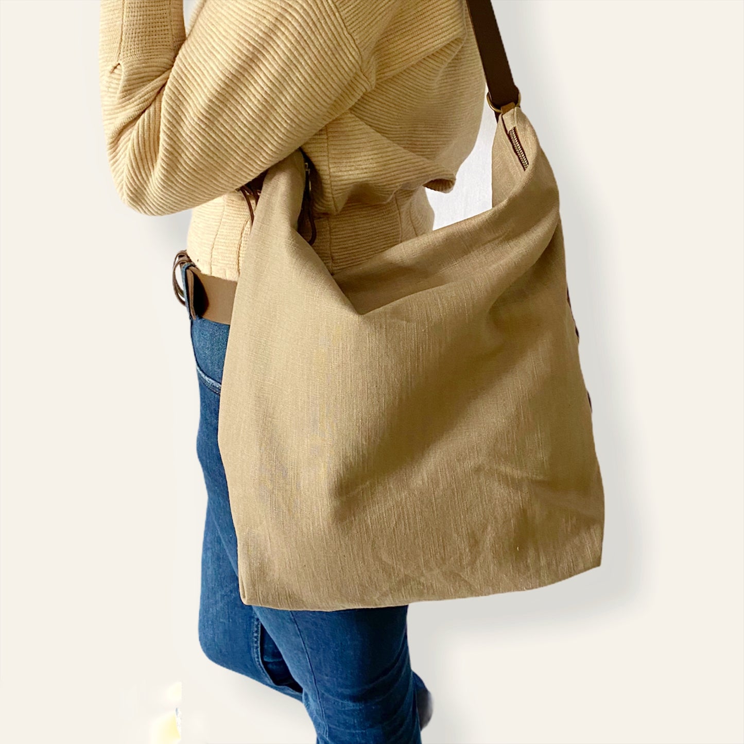 Bolso convertible en Mochila, modelo Coimbra color beige realizado en loneta con asas de cuero regulables para llevar como tote bag, bandolera o mochila. Forro y bolsillo interior.