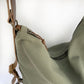Bolso hecho a mano convertible en Mochila, modelo Coimbra color beige realizado en loneta con asas de cuero regulables para llevar como tote bag, bandolera o mochila. Forro y bolsillo interior.