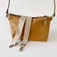 El Bolso bandolera Porto Covo es ideal para llevar lo imprescindible. Está realizado con piel muy suave de color Camel. Tira de cuero color marrón y además lleva una tira extra de algodón natural color beige  para que puedas cambiarlo y darle un look diferente a tu bolso.