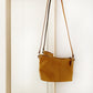 El Bolso bandolera Porto Covo es ideal para llevar lo imprescindible. Está realizado con piel muy suave de color Camel. Tira de cuero color marrón y además lleva una tira extra de algodón natural color beige  para que puedas cambiarlo y darle un look diferente a tu bolso.