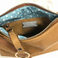 El Bolso bandolera Porto Covo es ideal para llevar lo imprescindible. Está realizado con piel muy suave de color Camel. Tira de cuero color marrón y además lleva una tira extra de algodón natural color beige  para que puedas cambiarlo y darle un look diferente a tu bolso.