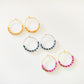 Pendientes realizados a mano con arito de 25mm  con baño  de Plata de Ley  o de Oro de 2 micras y  bolitas con nudos de macramé de diferentes colores.