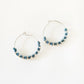 Pendientes realizados a mano con arito de 25mm  con baño  de Plata de Ley  o de Oro de 2 micras y  bolitas con nudos de macramé de diferentes colores.